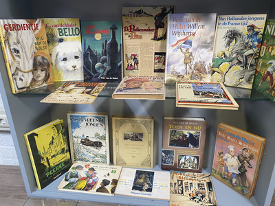 904885 Afbeelding van een kastje met boeken van de Utrechtse schrijver en onderwijzer W.G. van de Hulst (1879-1963).